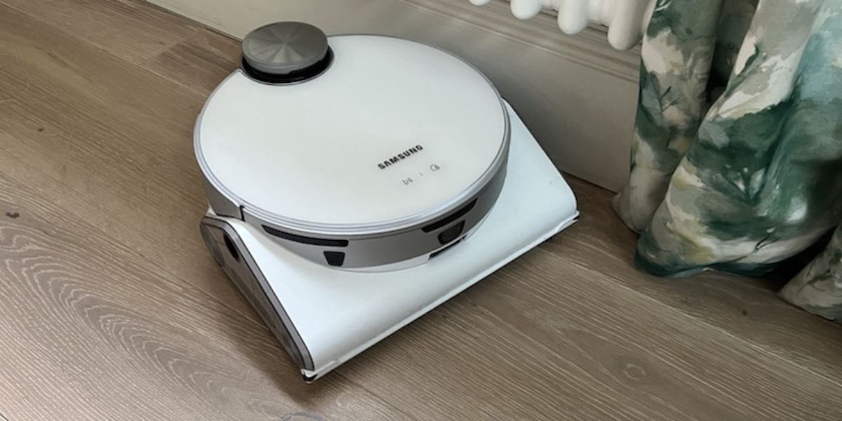 SAMSUNG ULTRA ROBOT CLEANER WITH AI